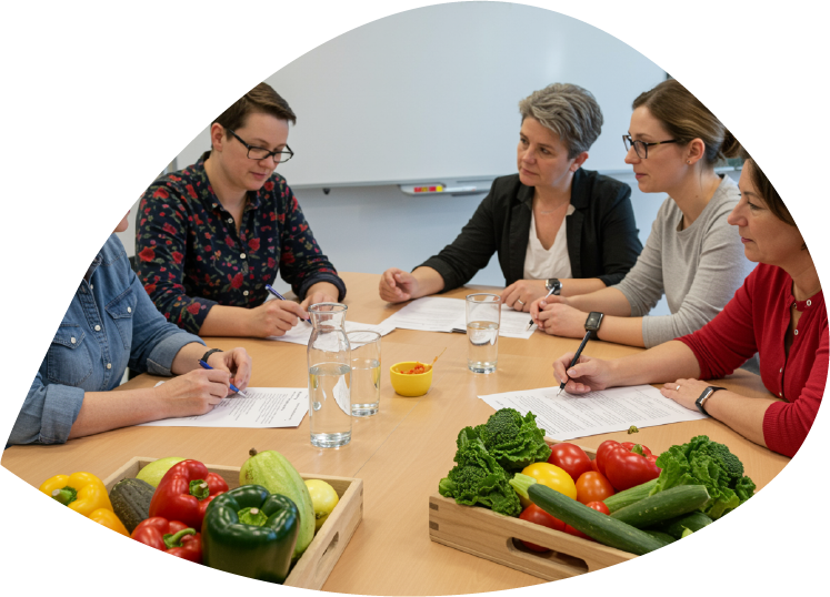 Teilnehmende arbeiten in moderierten Kleingruppen zusammen