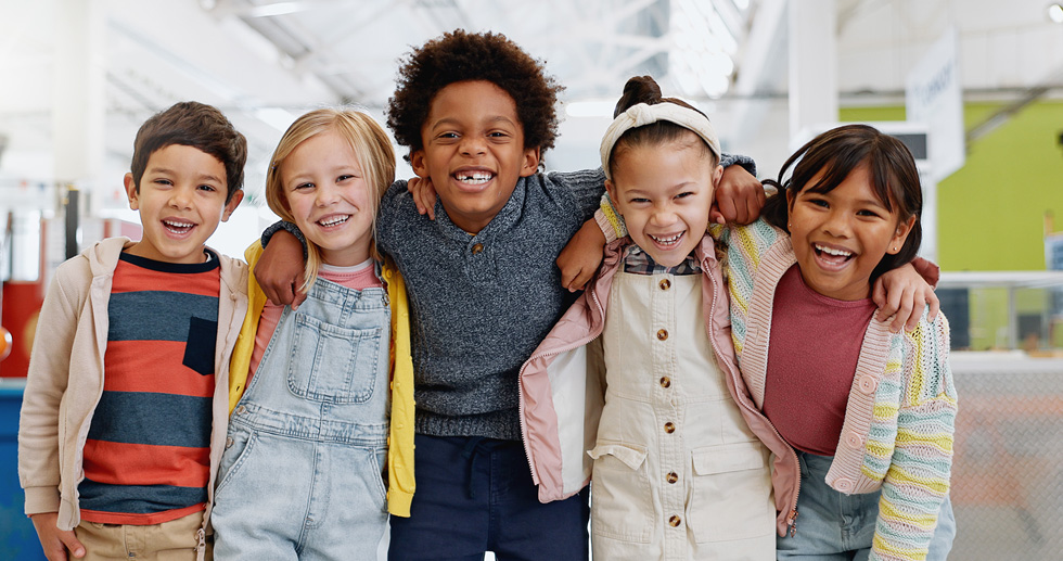 Kinder beim gemeinsamen Essen in der Schulmensa